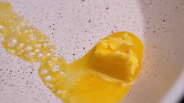 Zbliżenie Kawałka Masła Topniejącego Patelni Masło Pat Topi Się Marmurowej — Wideo stockowe