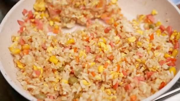 Egy Házi Készítésű Sült Rizst Főz Zöldségekkel Újhagymával Thai Szósszal — Stock videók