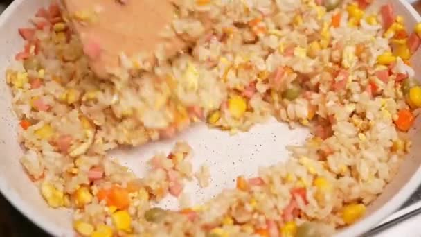 Kvinna Matlagning Hemlagat Stekt Ris Med Grönsaker Och Vårlök Med — Stockvideo