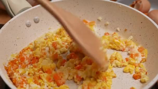 Kobieta Gotuje Domowej Roboty Smażony Ryż Warzywami Cebulą Sosem Tajskim — Wideo stockowe