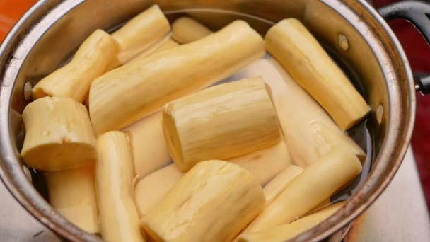 Gekochter Maniok Kochendem Wasser Mit Zucker Einem Thai Dessert Cassava — Stockvideo
