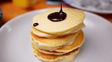 Kahvaltı için tabağında çikolata sosu olan leziz krepleri kapatıyoruz. Ev yapımı krep..