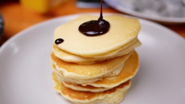 Primer Plano Deliciosos Panqueques Con Salsa Chocolate Plato Para Desayuno — Vídeo de stock