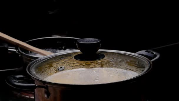 Manioc Bouilli Dans Une Casserole Avec Eau Bouillante Pour Faire — Video