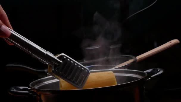 Cassava Wordt Gekookt Een Pot Kokend Water Thais Dessert Maken — Stockvideo