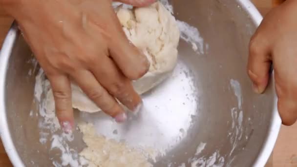 Weibliche Hände Die Teig Einem Rostfreien Behälter Kneten Bereiten Teig — Stockvideo