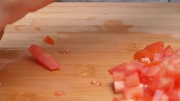 Manos Femeninas Picando Tomates Una Tabla Cortar Madera Concepto Preparación — Vídeos de Stock