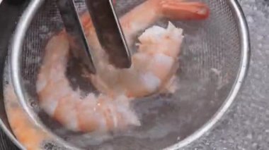 Kavanozda kaynar suda kevgir olan çiğ taze karidese yakın çekim. Sağlıklı yemek hazırlama kavramı.