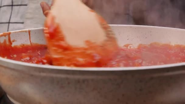 Weibliche Hände Frittieren Gehackte Tomaten Und Zwiebeln Und Bereiten Sauce — Stockvideo