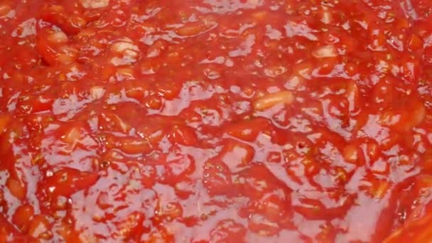 Samice Smażą Posiekane Pomidory Cebulę Robiąc Sos Domowej Roboty Pizzy — Wideo stockowe