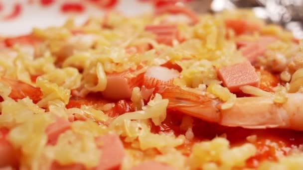 Zamknij Ręce Dodając Zdrowe Składniki Pizzy Podczas Przygotowywania Pizzy Domowej — Wideo stockowe