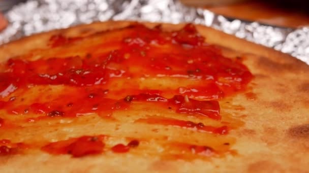 Zbliżenie Żeńskich Rąk Rozprowadzających Sos Pomidorowy Pizzy Ciasto Plastikową Łopatką — Wideo stockowe
