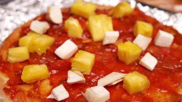 Menutup Tangan Menambahkan Bahan Bahan Yang Sehat Dalam Pizza Selama — Stok Video