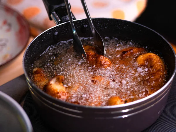 台所のストーブの上の鍋の熱い油でマリネチキンを揚げます 料理のコンセプト — ストック写真