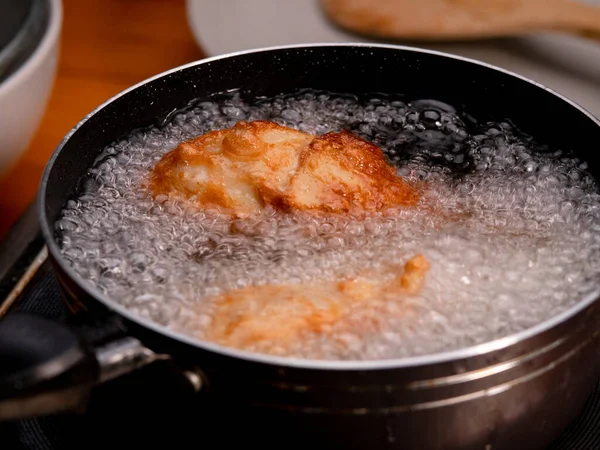 Menggoreng Ayam Yang Direndam Dalam Minyak Panas Dalam Panci Atas — Stok Foto