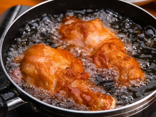 台所のストーブの上の鍋の熱い油でマリネチキンを揚げます 料理のコンセプト — ストック写真