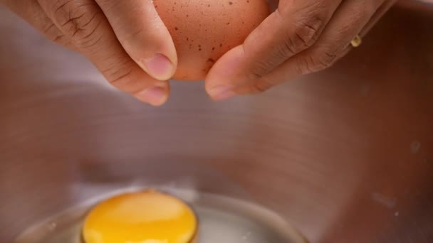 Närbild Barn Händer Spricka Ett Ägg Behållare Rostfritt Stål Med — Stockvideo