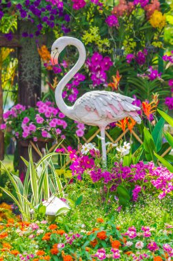 Çiçek Bahçesi Flamingo kuş heykeli.
