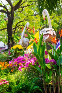 Çiçek Bahçesi Flamingo kuş heykeli.