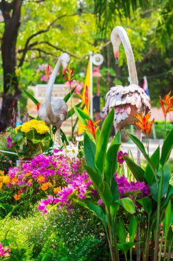 Çiçek Bahçesi Flamingo kuş heykeli.