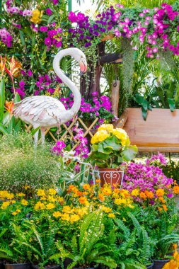 Çiçek Bahçesi Flamingo kuş heykeli.