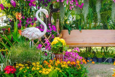 Çiçek Bahçesi Flamingo kuş heykeli.