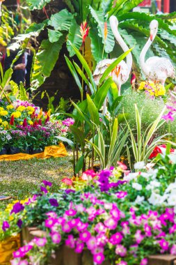 Çiçek Bahçesi Flamingo kuş heykeli.