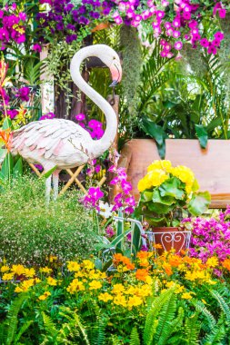 Çiçek Bahçesi Flamingo kuş heykeli.