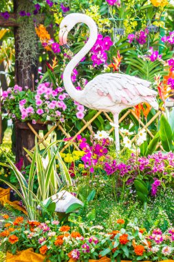 Çiçek Bahçesi Flamingo kuş heykeli.