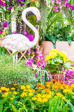 Çiçek Bahçesi Flamingo kuş heykeli.