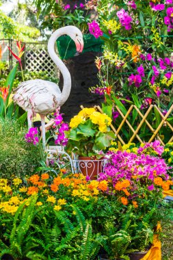 Çiçek Bahçesi Flamingo kuş heykeli.