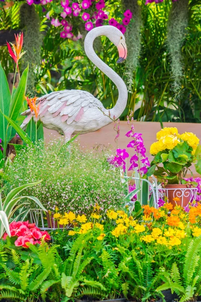 Çiçek Bahçesi Flamingo kuş heykeli.