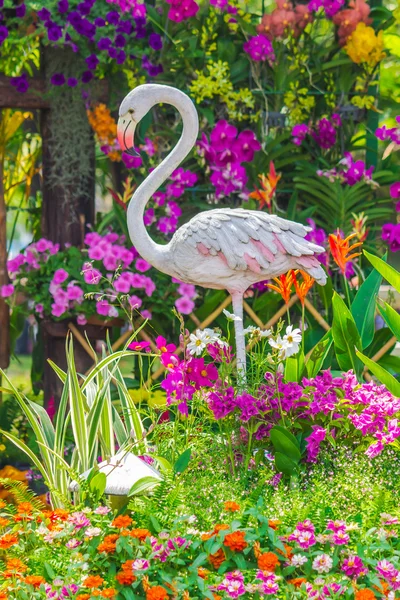 Çiçek Bahçesi Flamingo kuş heykeli.