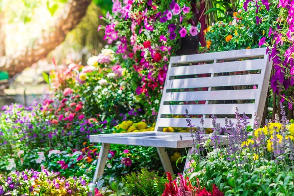Sedia in legno bianco nel giardino dei fiori . — Foto Stock