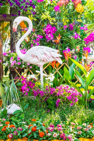 Flamingo-Vogel-Statue im Blumengarten. — Stockfoto