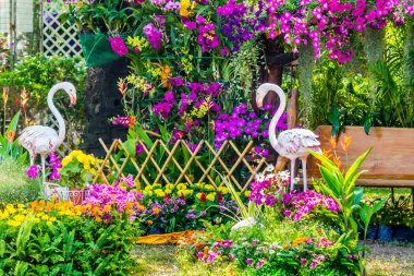Çiçek Bahçesi Flamingo kuş heykeli.
