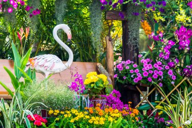 Çiçek Bahçesi Flamingo kuş heykeli.