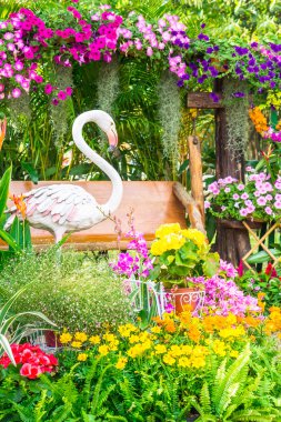 Çiçek Bahçesi Flamingo kuş heykeli.