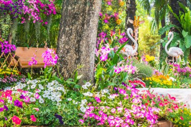 Çiçek Bahçesi Flamingo kuş heykeli.