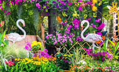 Çiçek Bahçesi Flamingo kuş heykeli.