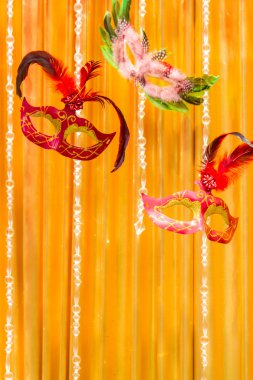 Hayat sahnede yüzen klasik maske.