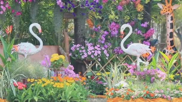 Trä swing i blommor trädgård, Hd vdo. — Stockvideo