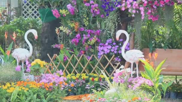 Ξύλινη ταλάντευση στο τα λουλούδια κήπων, Hd vdo. — Αρχείο Βίντεο