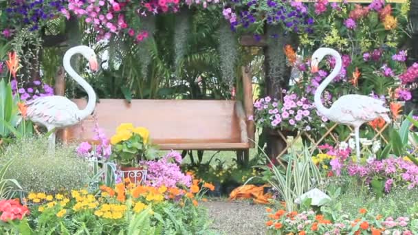 Trä swing i blommor trädgård, Hd vdo. — Stockvideo