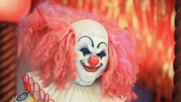 Akce panenka strašidelný klaun s úsměvem. — Stock video