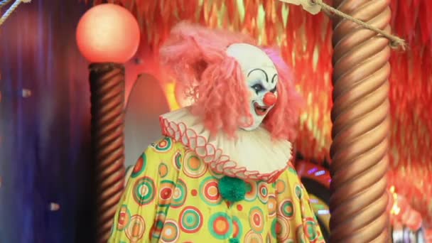 Scary clown docka åtgärd leende. — Stockvideo