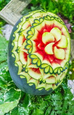 Çiçek şeklinde oyma karpuz.