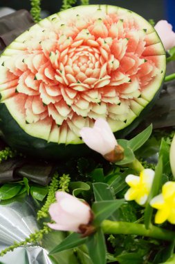 Çiçek şeklinde oyma karpuz.