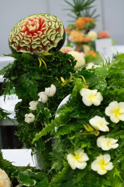 Karpuz ve kavun çiçek şeklinde oyma.