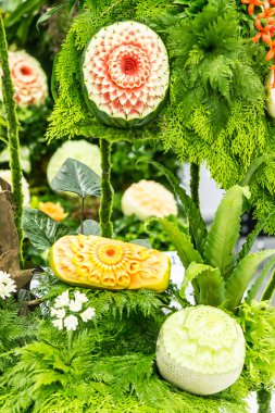 Mix masa takımları üzerine oyma meyveler.